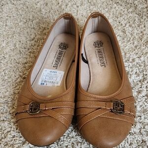 AEROSOLES Tan Ballet Flats with Emblem